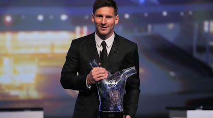 Lionel Messi recolhe o troféu da UEFA.