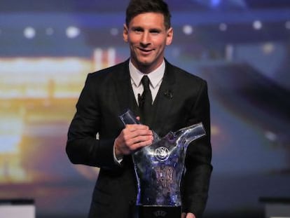 Lionel Messi recoge el trofeo de la UEFA.