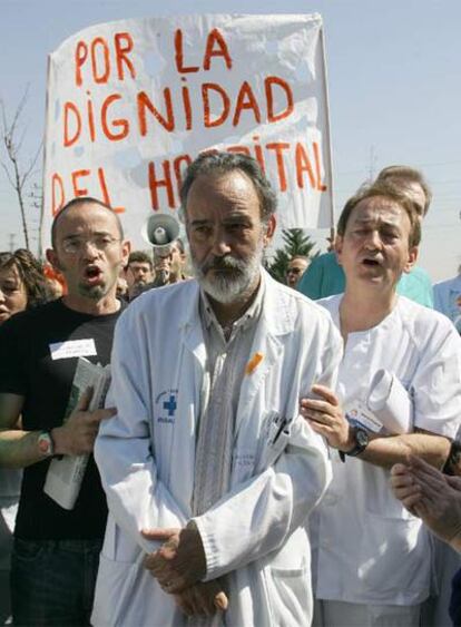 El doctor Luis Montes, en el centro, durante una concentración de trabajadores del hospital Severo Ochoa, en abril de 2005.