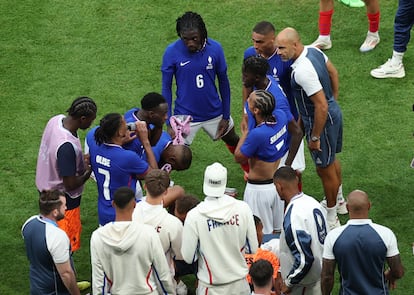 Los jugadores de la selección francesa durante el descanso de la prórroga, este viernes.