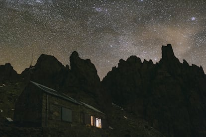 Una noche estrellada sobre el refugio Victory.