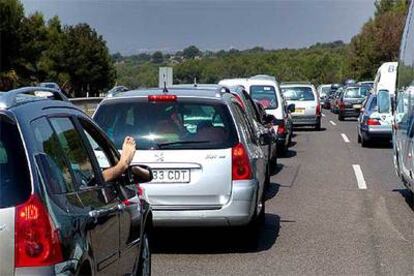 Conducir manteniendo la máxima concentración y no perder la paciencia en los atascos ayuda a evitar muchos accidentes.