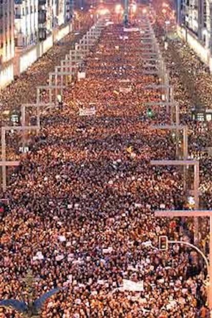 Cerca de 100.000 personas se han manifestado esta tarde por las calles de Zaragoza en repulsa por los atentados de ayer. En Huesca han sido alrededor de 20.000 las personas que se han echado a la calle para rechazar el terror.