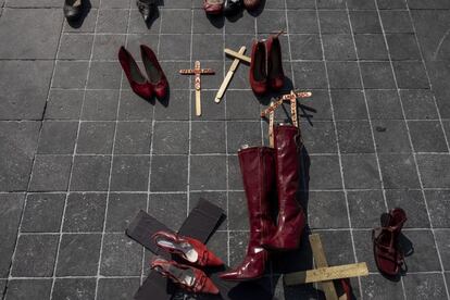 En Ciudad de México, un colectivo colocó calzado de mujer rojo en el exterior de Palacio Nacional, sede del Gobierno del presidente Andrés Manuel López Obrador.