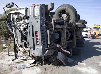 El camión quedó volcado en la carretera M-607 tras chocar contra el turismo.