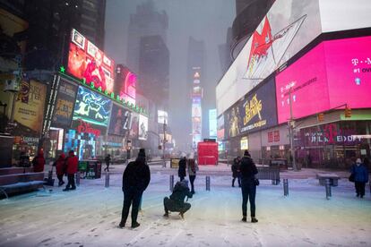 Times Square durante a tormenta em Nova York (EUA). Washington e Nova York poderão registrar nesta sexta-feira mínimas históricas de temperatura. Em Nova York, as autoridades fecharam o aeroporto JFK. Nas duas cidades, a sensação térmica com os fortes ventos pode chegar a menos de 20 graus negativos.