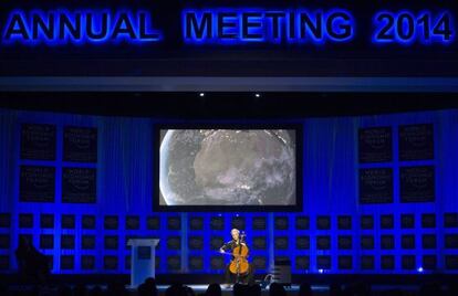 La violonchelista y compositora norteamericana Zoë Keating, en el acto de clausura del Foro de Davos de 2014