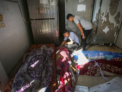 Familiares de una víctima de los ataques israelíes en el campo de refugiados de Nuseirat (Gaza) lloran en Deir Al Balah, el miércoles.