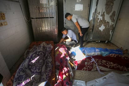 Familiares de una víctima de los ataques israelíes en el campo de refugiados de Nuseirat (Gaza) lloran en Deir Al Balah, el miércoles.