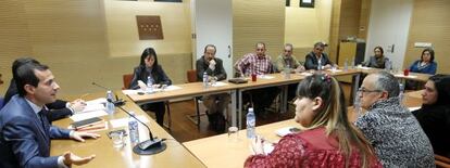 El consejero de Asuntos Sociales, con los vecinos de la Cañada.