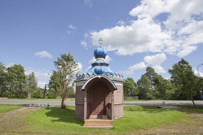 Capilla de estilo tradicional anexa al museo dedicado al personaje del jefe de posta de 'Los relatos de Belkin', de Pushkin, en Vira.