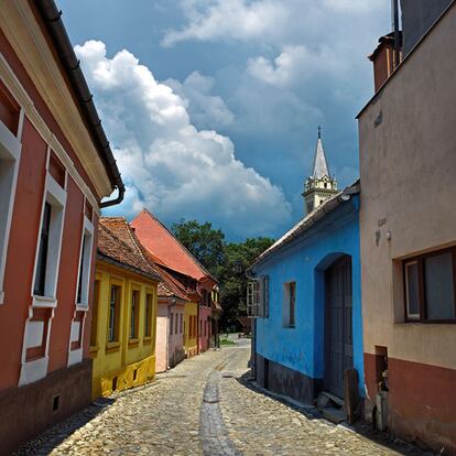 Una de las pintorescas calles de la ciudad de Sighisoara, ubicada en el centro del país.