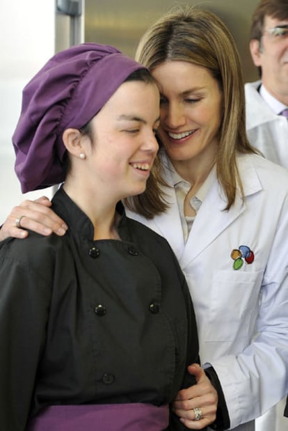 Doña Letizia, con una de las jóvenes de la fundación.