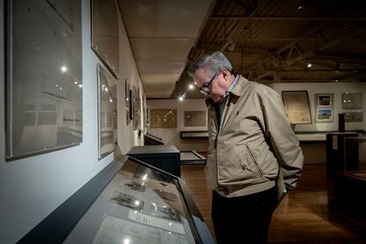 Javier Ramírez Campuzano observa una vitrina en la exposición dedicada a su padre.