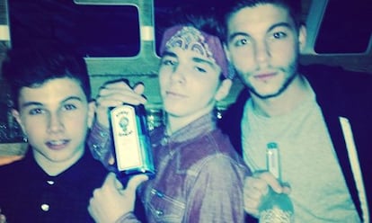 Rocco, en el medio, con una botella de ginebra y dos amigos.