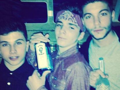 Rocco, en el medio, con una botella de ginebra y dos amigos.