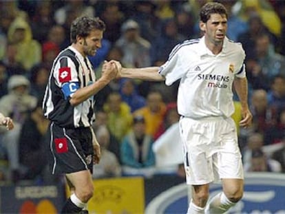 Hierro se despide de Del Piero, el capitán del Juventus, al término del partido del miércoles en Turín.