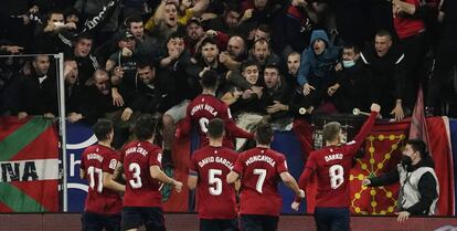 Los jugadores de Osasuna celebran un gol con su afición el pasado 12 de diciembre en su partido con el Barcelona