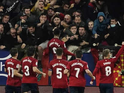 Los jugadores de Osasuna celebran un gol con su afición el pasado 12 de diciembre en su partido con el Barcelona