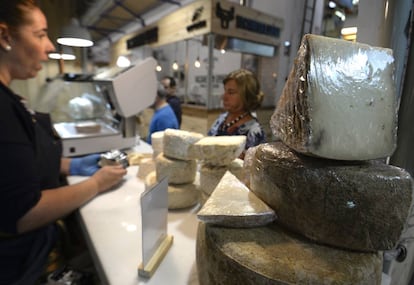 Puesto de quesos en el Mercado de Productores de Vallehermoso.