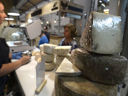 Puesto de quesos en el Mercado de Productores de Vallehermoso.