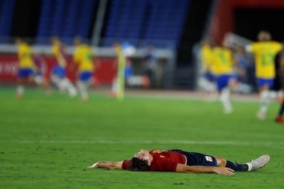 El defensa español Juan Miranda se lamenta tras el segundo gol de Brasil durante la final de fútbol masculino.