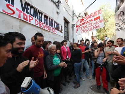 Protesta contra el desalojo de una mujer en Granada.