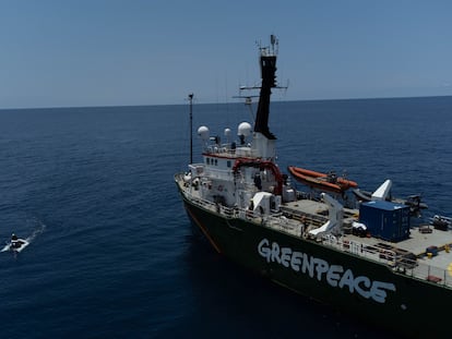 El barco Arctic Sunrise de Greenpeace, durante una expedición en el Golfo de México