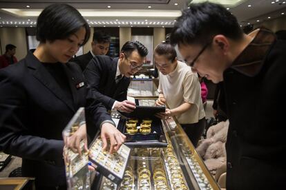 Dos empleados atienden a clientes en una joyería de Hong Kong.