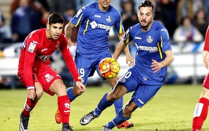 Sarabia disputa el balón con Marco Asensio.