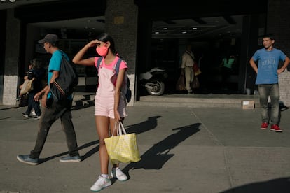 Joven con cubrebocas en Caracas, Venezuela