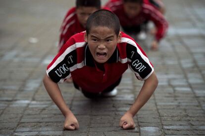 Unos 1500 estudiantes de la gran escuela de artes marciales de Tagou, a poco kilómetros de la cuna del kung-fu chino, el templo Shaolin en la provincia de Henan, se han apuntado a su nuevo programa de fútbol. En la imágen, estudiantes practican wushu en la escuela de artes marciales de Tagou.