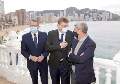 El presidente de la Generalitat Valenciana, Ximo Puig, entre el alcalde de Benidorm, Toni Pérez (izquierda), y el presidente de RTVE, José Manuel Pérez Tornero, en la presentación del Benidorm Fest este lunes. 