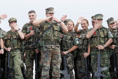 Infantes de marina de la brigada que partió ayer hacia Haití se despiden de sus familias desde el buque <i>Castilla.</i>