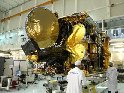 El sat&eacute;lite Astra 2G, en la f&aacute;brica de Astrium en Toulouse.