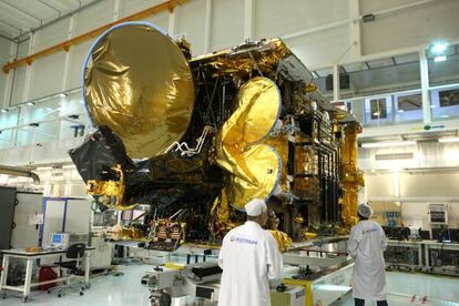 El sat&eacute;lite Astra 2G, en la f&aacute;brica de Astrium en Toulouse.