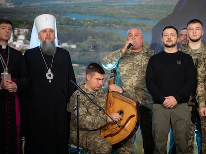 Volodímir Zelenski asistía, el sábado, al rezo en Kiev del día de las Fuerzas Armadas.