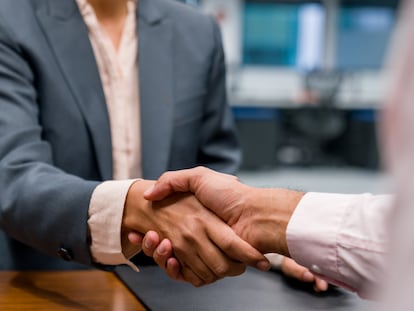 ¿Contratar a un bufete sale caro? El atajo de las empresas es fichar a su abogado estrella