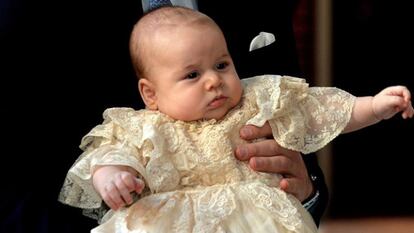 Jorge de Cambridge, con tres meses, durante su bautizo en la capilla londinense de St. James, en octubre de 2013.