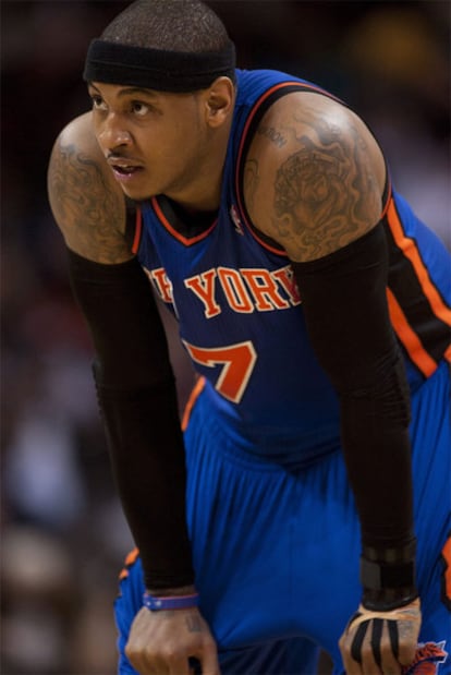 Carmelo Anthony de los New York Knicks descansa durante el partido contra Charlotte.