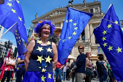 Manifestantes en la marcha 'Una Europa para todos' el 19 de marzo en Fráncfort, Alemania.