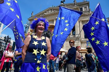 Manifestantes en la marcha &#039;Una Europa para todos&#039; el 19 de marzo en Fr&aacute;ncfort, Alemania. 