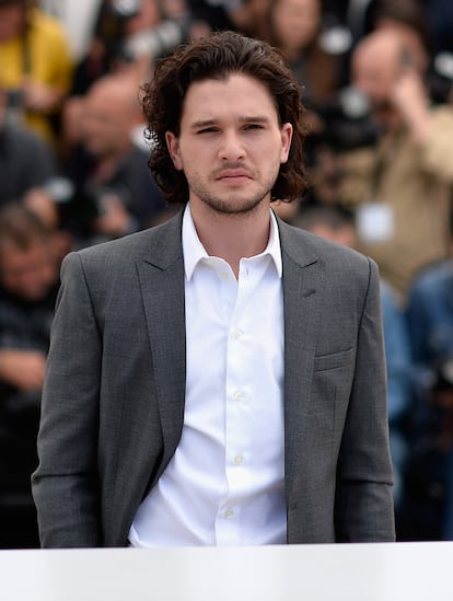 Con traje gris y camisa blanca, el actor británico Kit Harington.