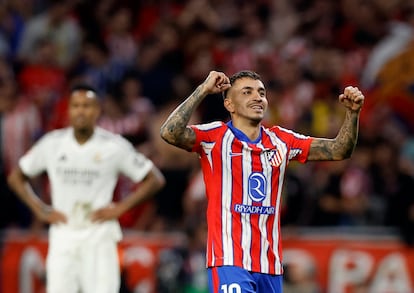 Correa celebra su gol, el del empate, este domingo en el Metropolitano ante el Madrid.