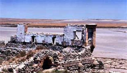 La laguna de la Playe en la comarca aragonesa de los Monegros, ocupa una gran depresión formada por calizas, yesos y margas del mioceno.