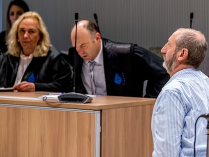 Francisco Javier Almeida (a la derecha), esta mañana en el banquillo en la Audiencia Provincial de La Rioja, en Logroño.