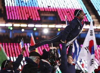 Miembros del equipo francés participan en la ceremonia de clausura de los Juegos Olímpicos de Pyeongchang, el 25 de febrero de 2018.