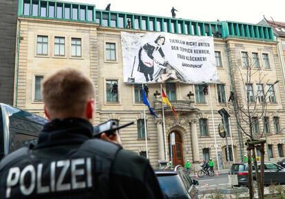 La policía llega a la sede del Ministerio de Agricultura en Berlín, cuando los activistas de Greenpeace despliegan una pancarta para protestar contra las políticas agrícolas de los gobiernos alemanes.