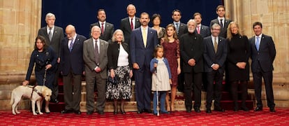 Don Felipe y doña Letizia posan con los galardonados con los Premios Príncipe de Asturias 2013, durante la audiencia que ha tenido lugar esta mañana en el Hotel de la Reconquista de Oviedo.