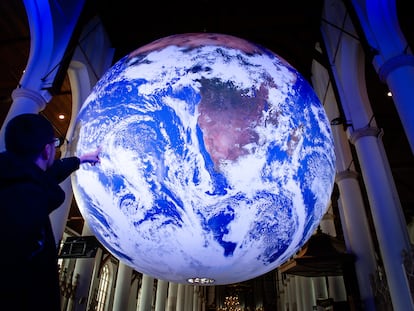 En el universo todo gira